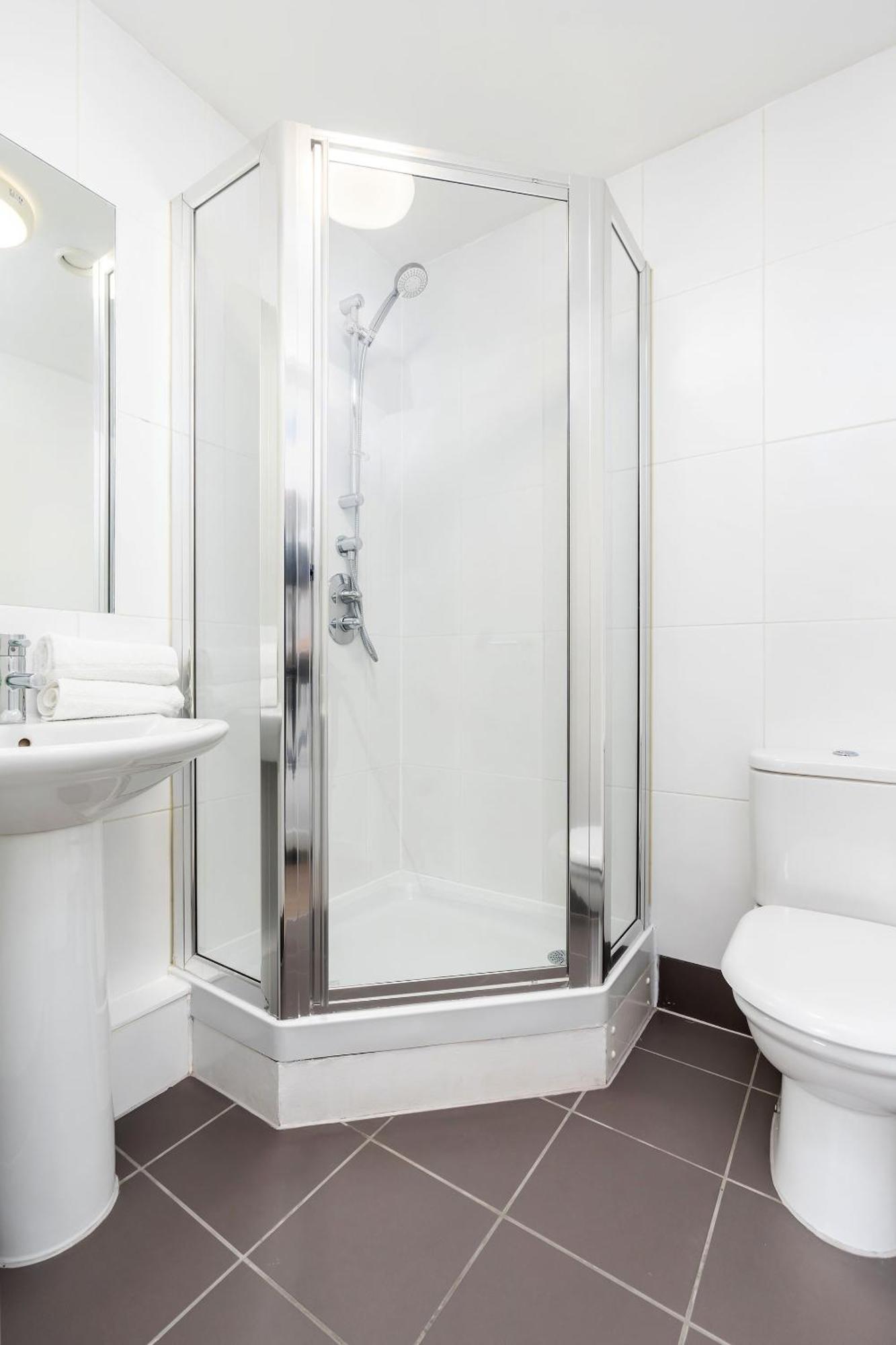 2bed 2bath Near Centre With Free Parking Space *